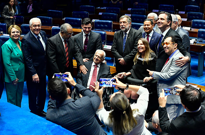 Respeito e admiração: Simon reuniu senadores de várias siglas em visita ao Plenário em 2023 - Foto: Waldemir Barreto/Agência Senado