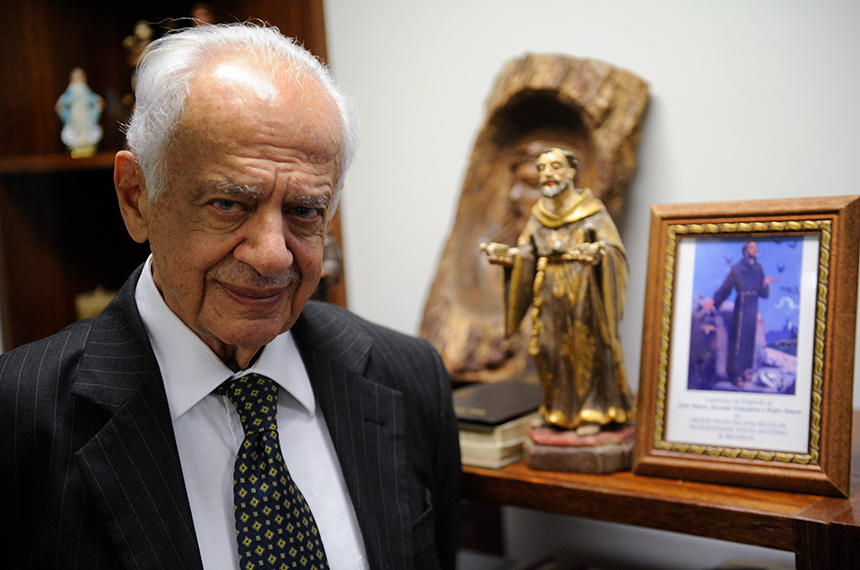 Simon em seu gabinete no Senado: devoção a São Francisco de Assis - Foto: Jefferson Rudy/Agência Senado