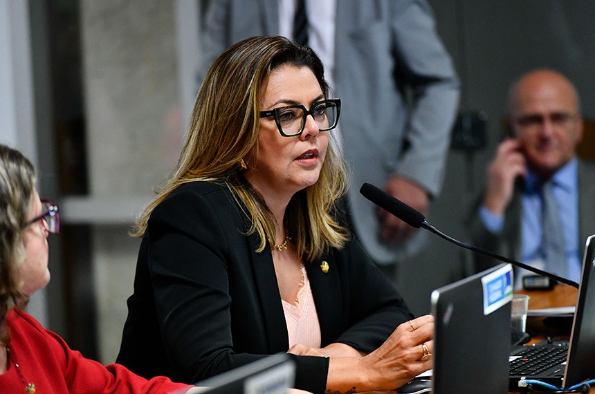 Em pronunciamento, à bancada, senadora Leila Barros (PDT-DF).