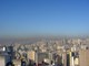 São Paulo, Brasil - 18 de junho de 2004: Vista panorâmica da cidade de São Paulo sob uma espessa camada de poluição em um dia de inverno.
