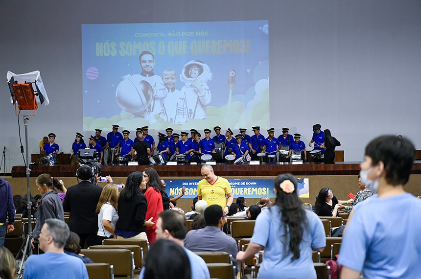 Banda Acordes, formada por estudantes do Centro de Ensino Especial de Taguatinga-DF, tocam músicas populares.