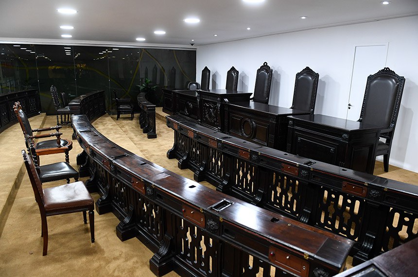 Os móveis, hoje chamados de Plenarinho, ocuparam originalmente no Palácio Monroe, sede do Senado entre 1925 e 1960. Com a demolição do palácio em 1976, o mobiliário foi enviado a Brasília e passou a integrar o patrimônio do Senado na capital.