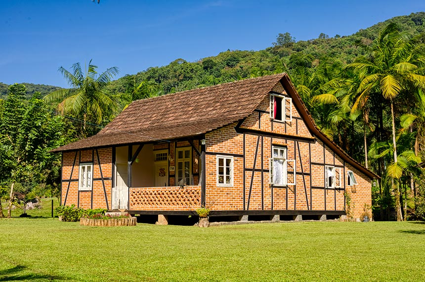 Casa com estrutura no estilo enxaimel em Pomerode: rota turística passa por 50 construções com arquitetura do tipo - Foto: Daniel Zimmermann/Pref. Pomerode