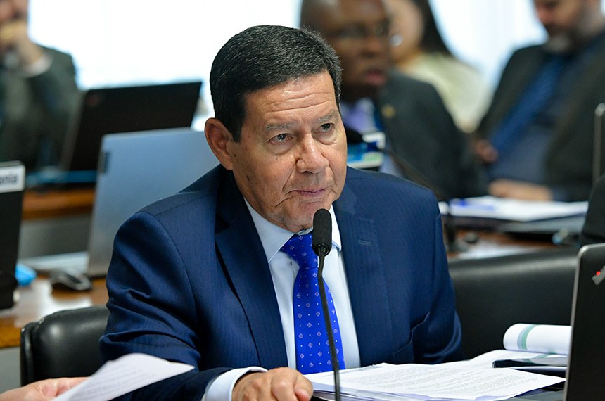 Em pronunciamento, à bancada, senador Hamilton Mourão (Republicanos-RS).