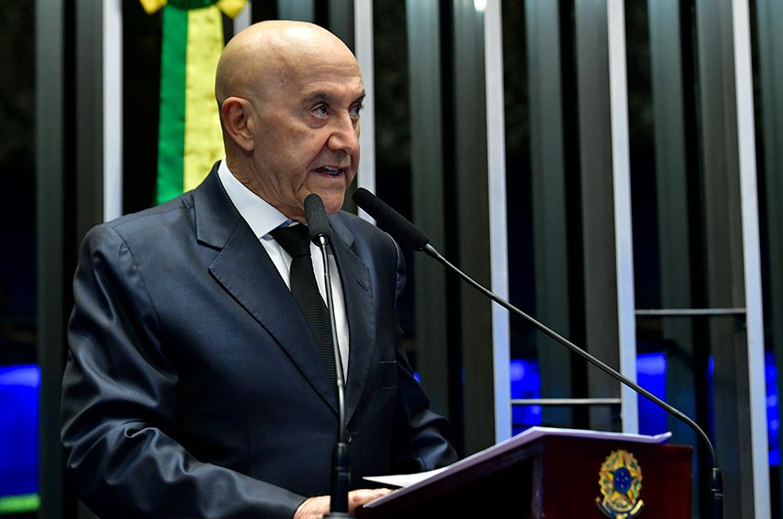 À tribuna, em discurso, senador Confúcio Moura (MDB-RO). 