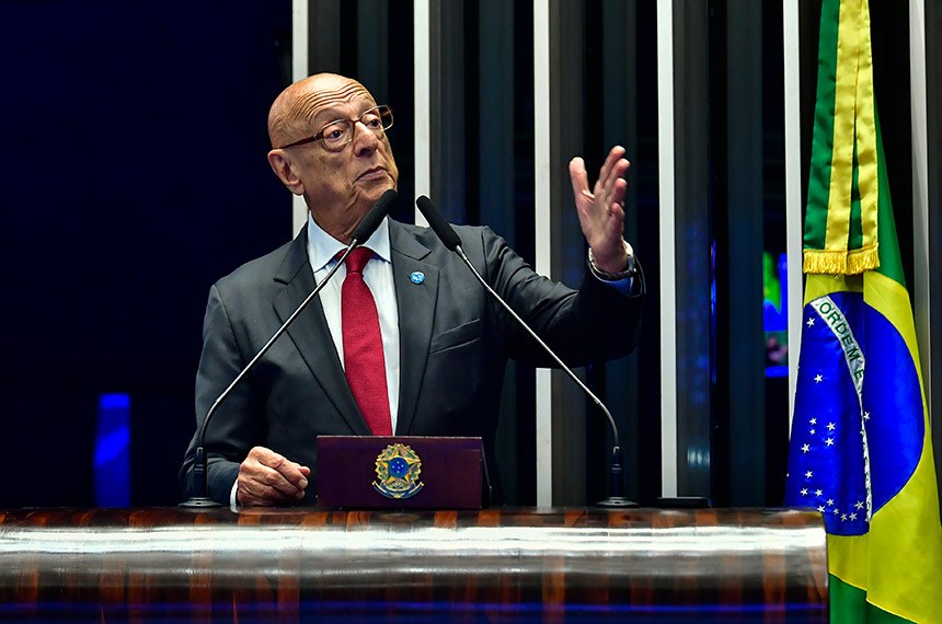 À tribuna, em discurso, senador Esperidião Amin (PP-SC).