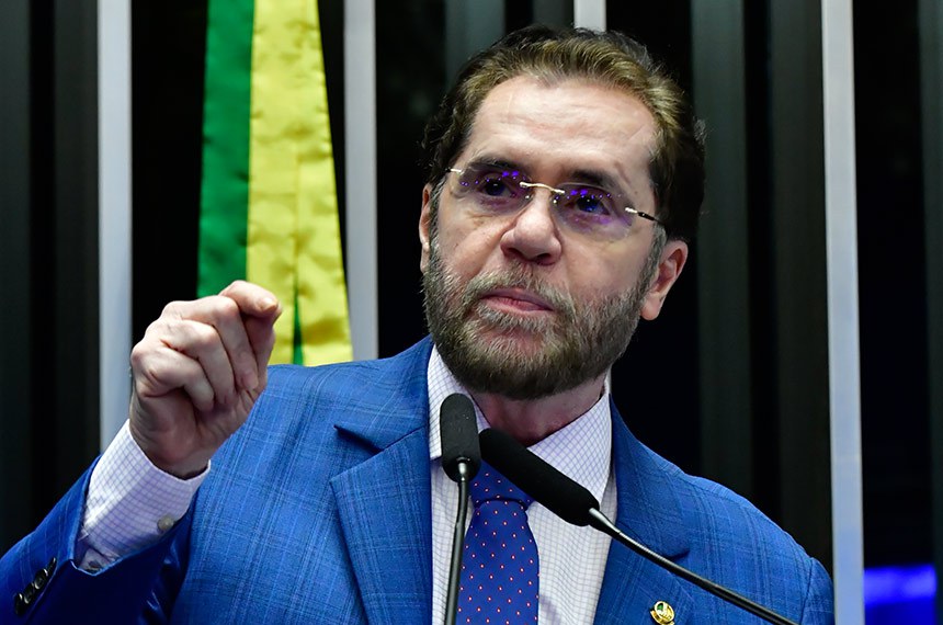 Em discurso, à tribuna, senador Plínio Valério (PSDB-AM).