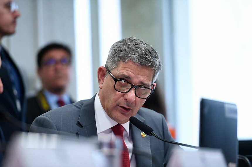 Em pronunciamento, à mesa, relator da CPIBRASKEM, senador Rogério Carvalho (PT-SE).