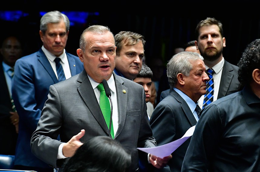 À bancada, em pronunciamento, senador Wellington Fagundes (PL-MT). 