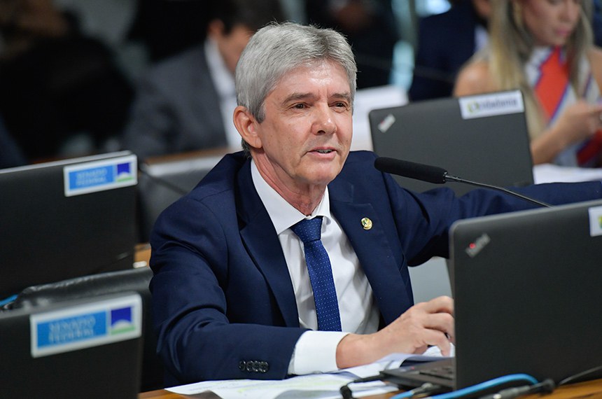 Em pronunciamento, à bancada, senador Jaime Bagattoli (PL-RO).