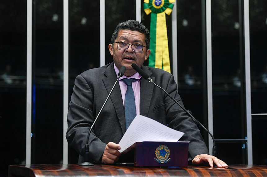 À tribuna, em discurso, senador Beto Faro (PT-PA).
