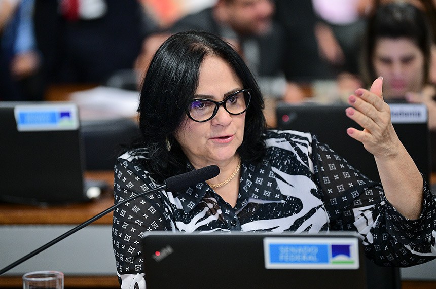 Em pronunciamento, à bancada, senadora Damares Alves (Republicanos-DF).