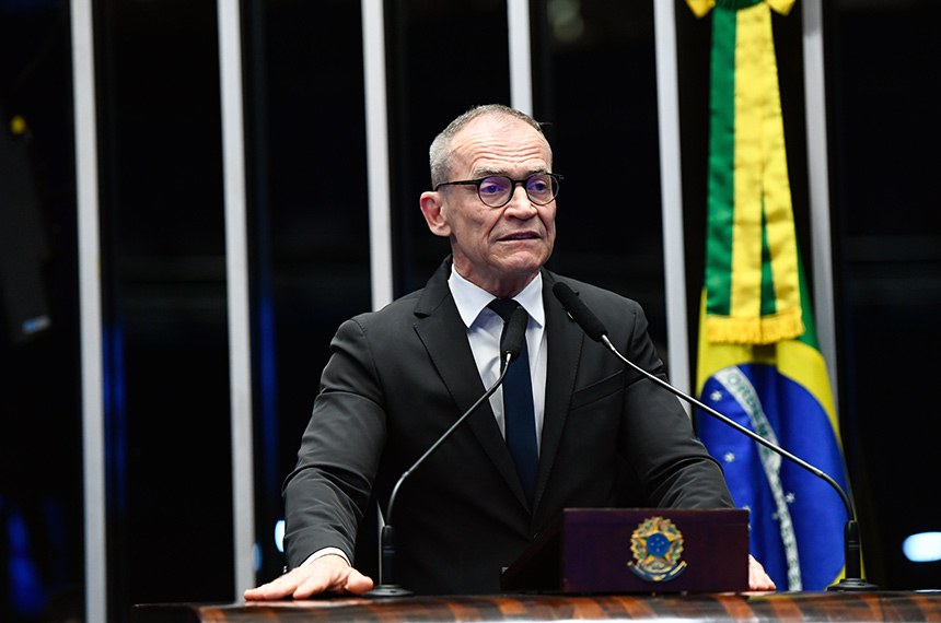 Em discurso, à tribuna, senador Fabiano Contarato (PT-ES).