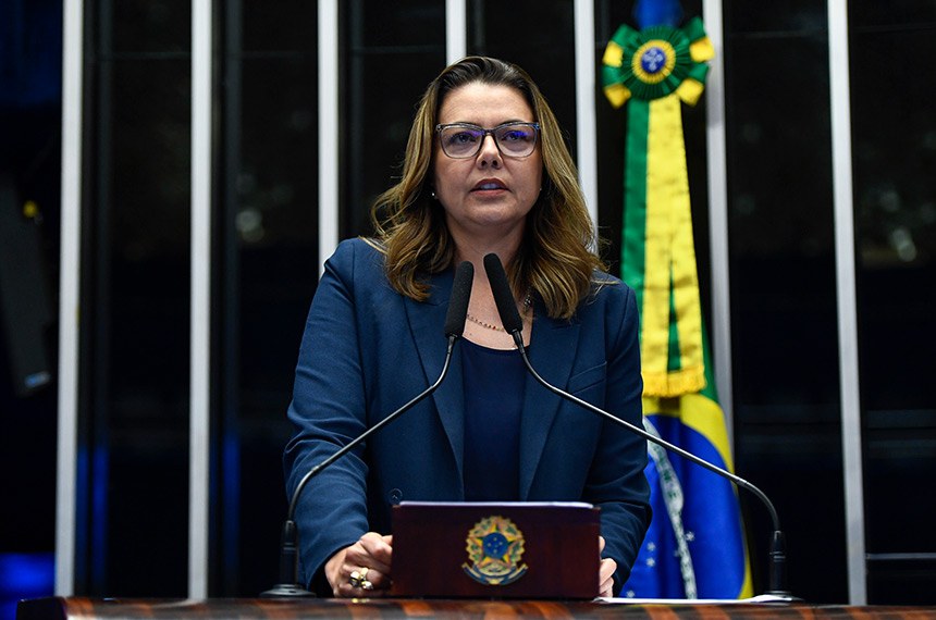 À tribuna, em discurso, senadora Leila Barros (PDT-DF). 