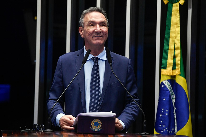 Em discurso, à tribuna, senador Lucas Barreto (PSD-AP).