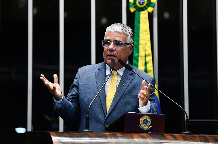 À tribuna, em discurso, senador Eduardo Girão (Novo-CE). 