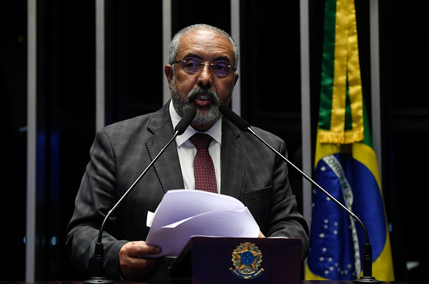 À tribuna, em discurso, senador Paulo Paim (PT-RS).