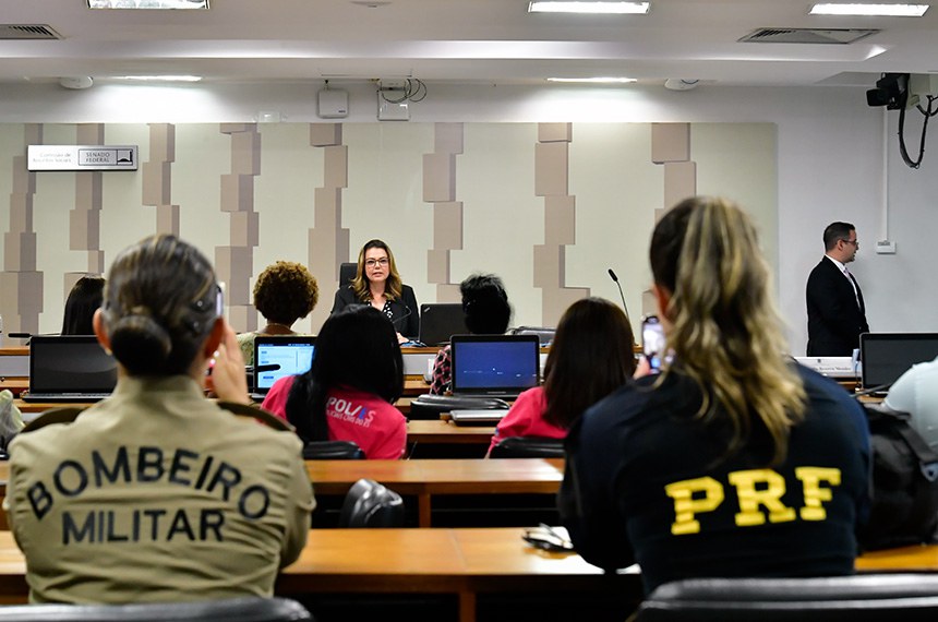 Mesa: 
presidente eventual da CAS, senadora Leila Barros (PDT-DF).