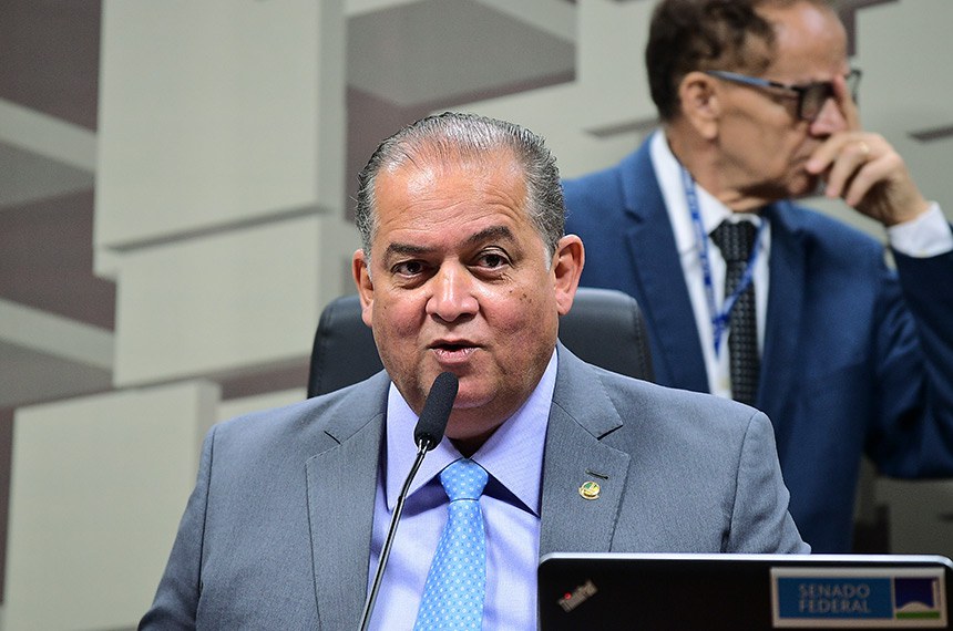 Mesa: 
presidente da CCDD, senador Eduardo Gomes (PL-TO).