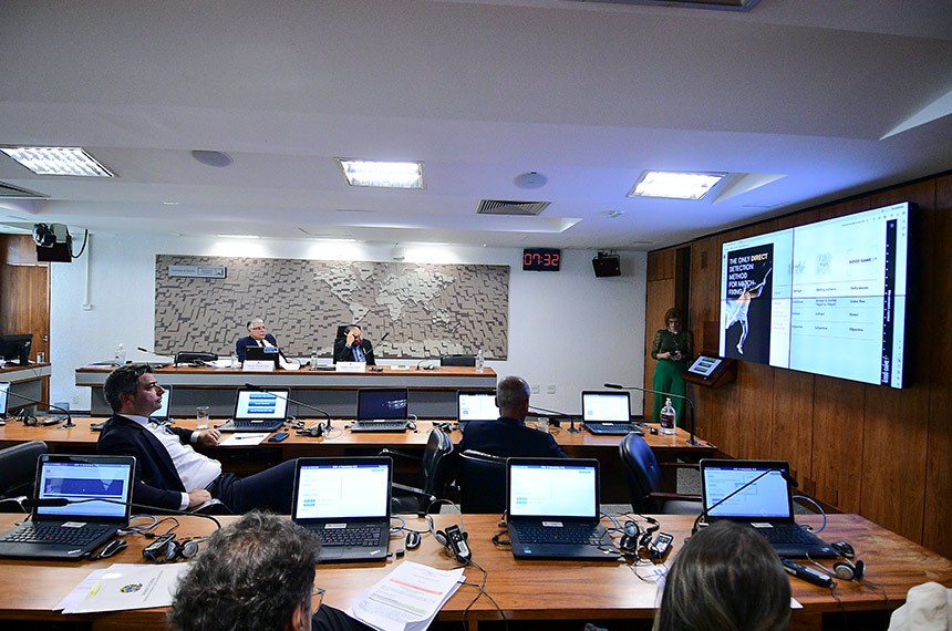 Painel exibe vídeo.