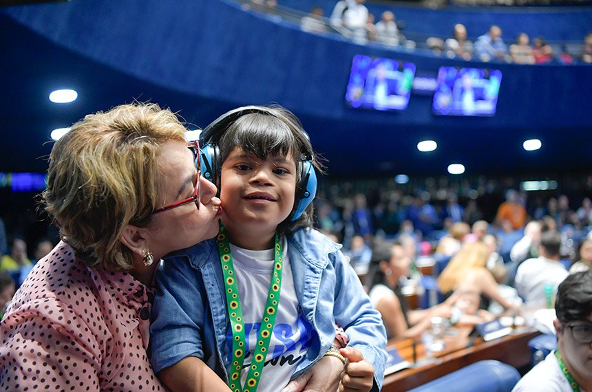Senadora Jussara Lima (PSD-PI) ao lado de criança do Grupo Futsal Down no DF.