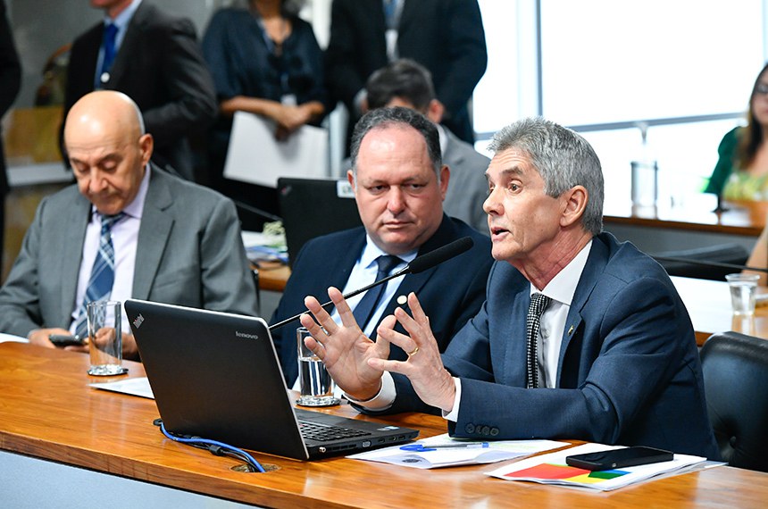 À bancada, em pronunciamento, vice-presidente da CPIONGS, senador Jaime Bagattoli (PL-RO).