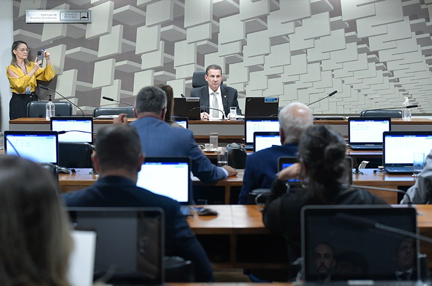 Mesa:
presidente da CAE, senador Vanderlan Cardoso (PSD-GO), conduz audiência.  