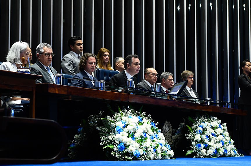 Mesa:
presidente do Superior Tribunal de Justiça (STJ), ministra Maria Thereza de Assis Moura;
ministro-chefe da Secretaria de Relações Institucionais da Presidência da República, Alexandre Padilha;
vice-presidente do Senado Federal, senador Veneziano Vital do Rêgo (MDB-PB);
presidente do Senado Federal, senador Rodrigo Pacheco (PSD-MG);
ministro do Supremo Tribunal Federal (STF), Gilmar Mendes;
primeiro-secretário e presidente da Comissão Curadora dos 200 Anos do Senado Federal, senador Rogério Carvalho (PT-SE);
procurador-geral da República, Paulo Gonet.