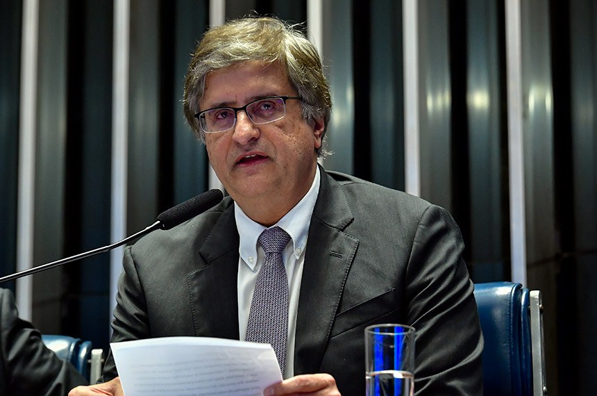 À mesa, em pronunciamento, procurador-geral da República, Paulo Gonet.