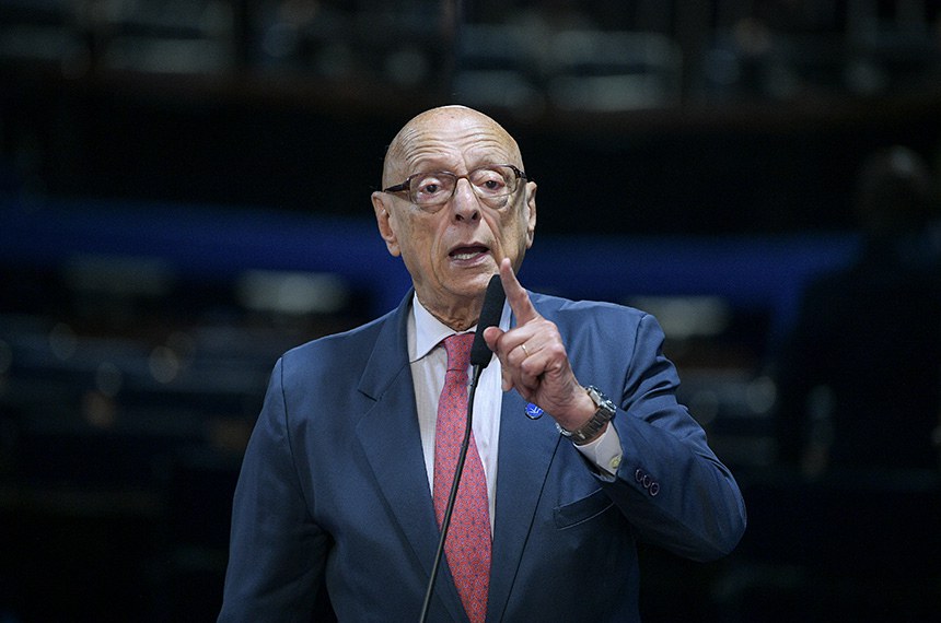 À bancada, em pronunciamento, senador Esperidião Amin (PP-SC).