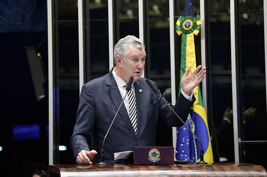 Em discurso, à tribuna, senador Luis Carlos Heinze (PP-RS).
