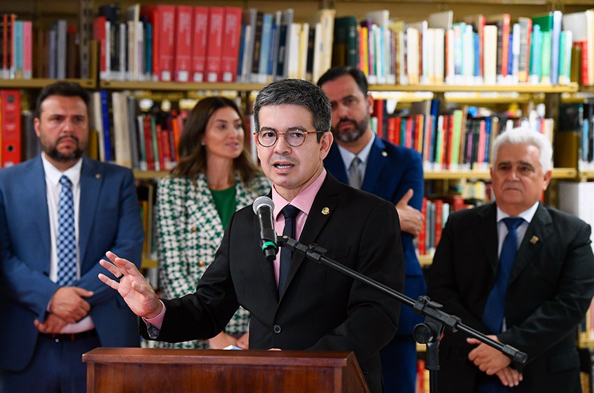 Presidente do Conselho Editorial do Senado, Randolfe lembrou o momento histórico em que o livro foi escrito - Foto: Marcos Oliveira/Agência Senado