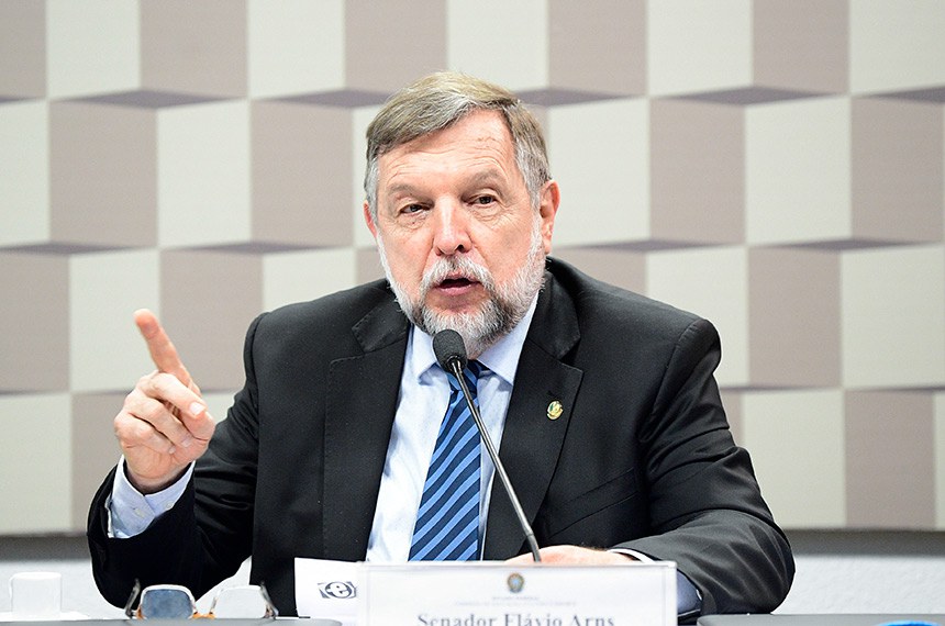 Em pronunciamento, à mesa, vice-presidente de CE, senador Flávio Bolsonaro (PSL-RJ).