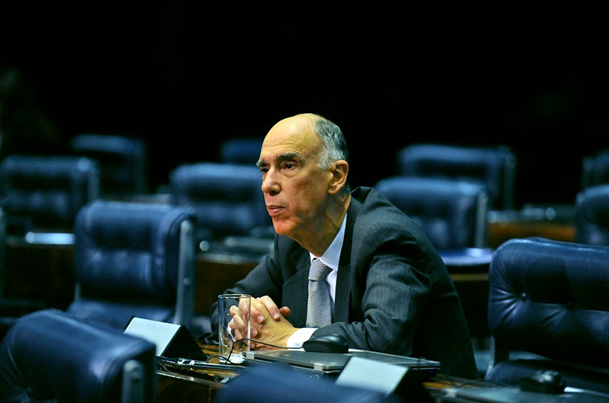 Marco Maciel (DEM-PE) volta a defender as reformas política, institucional e tributária. Para ele, o início de uma nova legislatura se mostra como uma oportunidade para fortalecer a legislação. Mesmo considerando os avanços do país, o senador ressalta que o Brasil ainda convive com a ausência de normas que assegurem uma maior segurança jurídica.