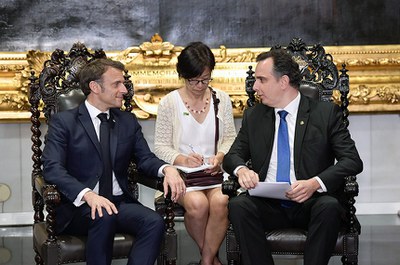 (E/D):
presidente da França, Emmanuel Macron;
tradutora;
presidente do Senado Federal, senador Rodrigo Pacheco (PSD-MG).