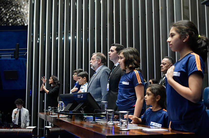 Mesa: 
aluno do infantil 5, do Colégio Objetivo de Brasília, Yan Ko Mello Pereira Fernandes Medeiros;
aluno do 7º ano, do Colégio Edusesc de Taguatinga (DF), Arthur Campos Oliveira;
aluno da Escola Classe 31, de Ceilândia (DF), Sérgio Abner Rocha Gomes de Souza;
presidente e requerente desta sessão, senador Flávio Arns (PSB-PR);
secretário desta sessão;
aluna do Jardim 2, do Colégio Renascença, Melissa Rodrigues Sales;
aluna do 4º ano, da Escola Classe Agrovila de São Sebastião (DF), Alice Soares de Queiroz.