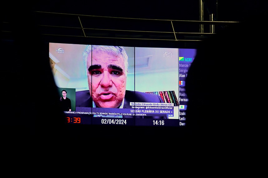 Painel exibe senador Eduardo Girão (Novo-CE) em pronunciamento via videoconferência. 