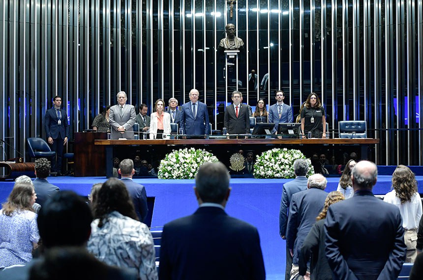 Mesa:
presidente-executivo do Instituto João Goulart, João Vicente Goulart;
viúva do 24º presidente do Brasil, João Goulart, Maria Thereza Goulart; 
deputado federal pelo período de 1991 a 2003, Jose Dirceu;
presidente e requerente desta sessão, senador Randolfe Rodrigues (Sem partido-AP);
secretário desta sessão;
jornalista Mara Luquet.
