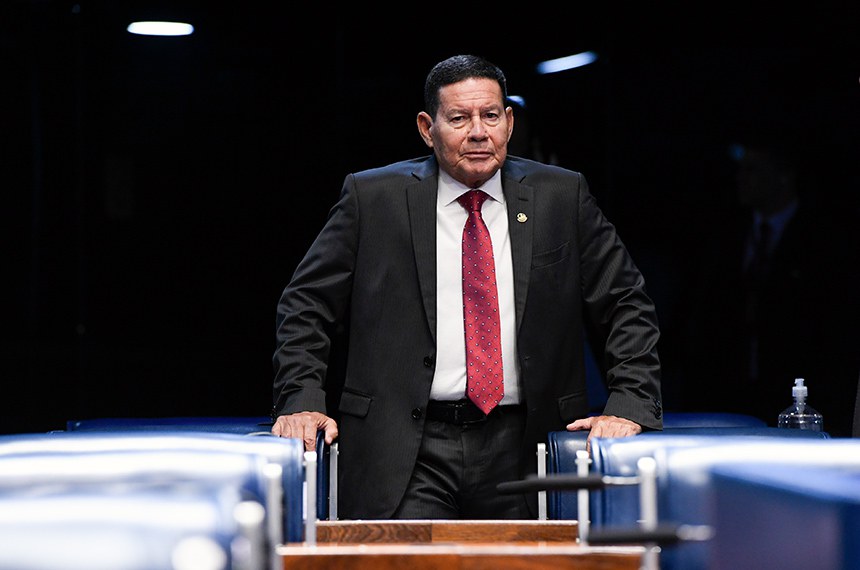 À bancada, senador Hamilton Mourão (Republicanos-RS). 