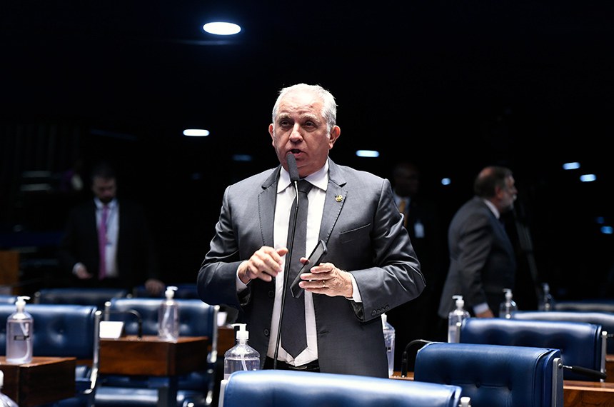 Em pronunciamento, à bancada, senador Izalci Lucas (PL-DF).