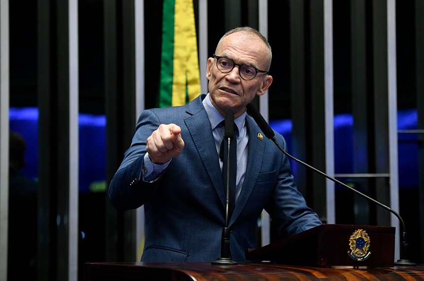 À tribuna, em discurso, senador Fabiano Contarato (PT-ES). 