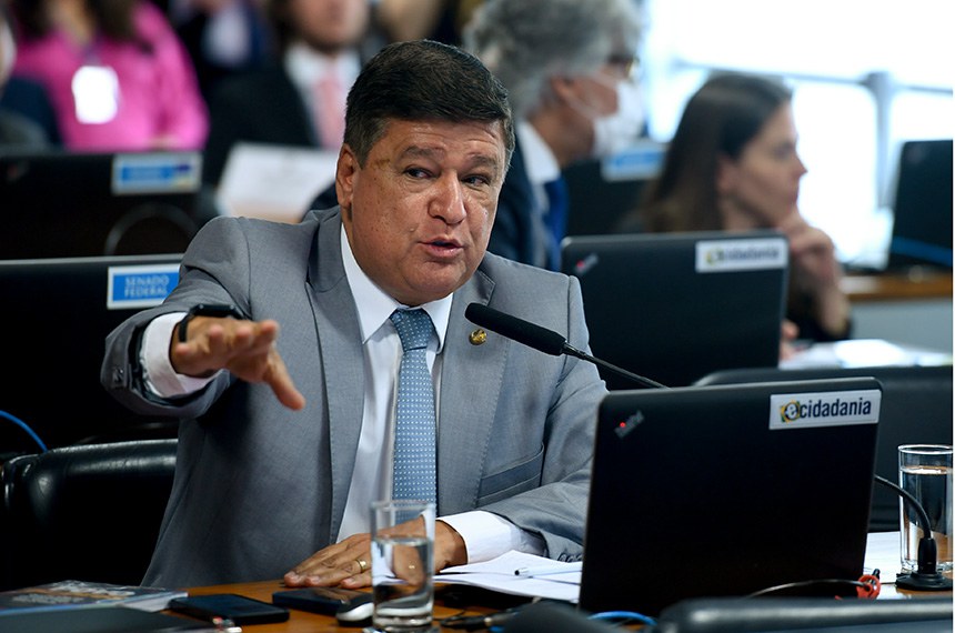 Em pronunciamento, à bancada, senador Carlos Viana (Podemos-MG).