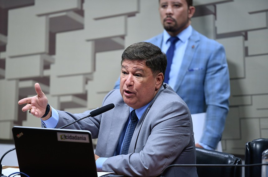 À mesa, em pronunciamento, senador Carlos Viana (Podemos-MG).