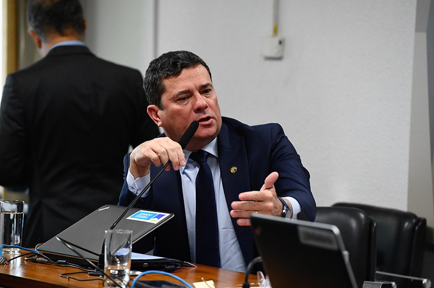 Em pronunciamento, à mesa, senador Sergio Moro (União-PR).