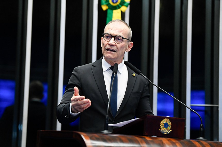 À tribuna, em discurso, senador Fabiano Contarato (PT-ES). 