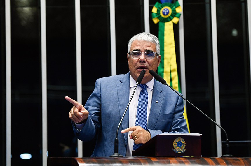 À tribuna, em discurso, senador Eduardo Girão (Novo-CE). 
