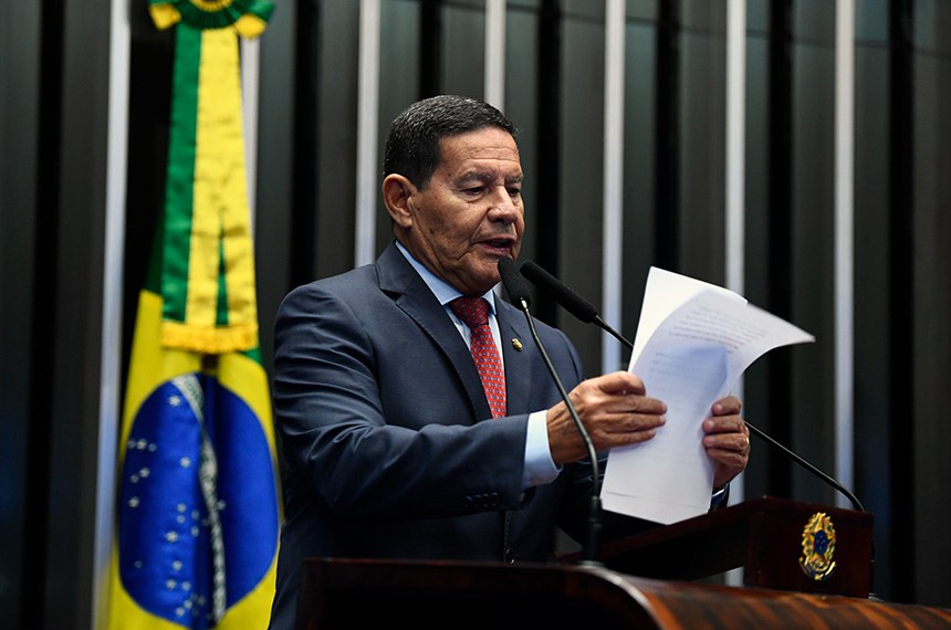 À tribuna, em discurso, senador Hamilton Mourão (Republicanos-RS). 
