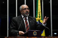 Paulo Paim divulga campanha nacional de vacinação nas escolas