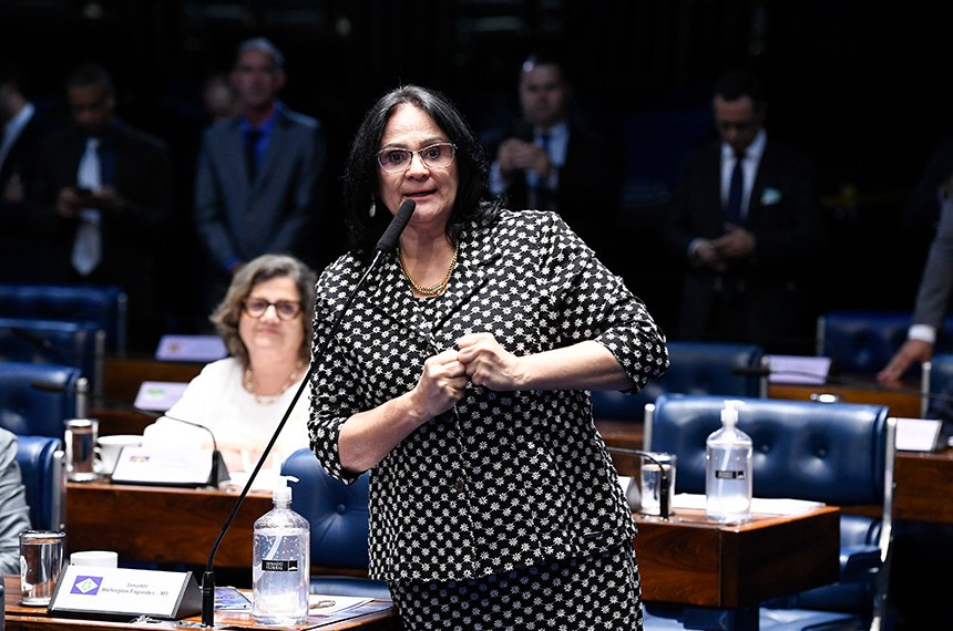À bancada, em pronunciamento, senadora Damares Alves (Republicanos-DF).