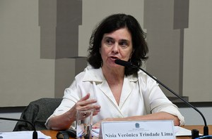 Em pronunciamento, à mesa, ministra de Estado da Saúde, Nísia Verônica Trindade Lima.